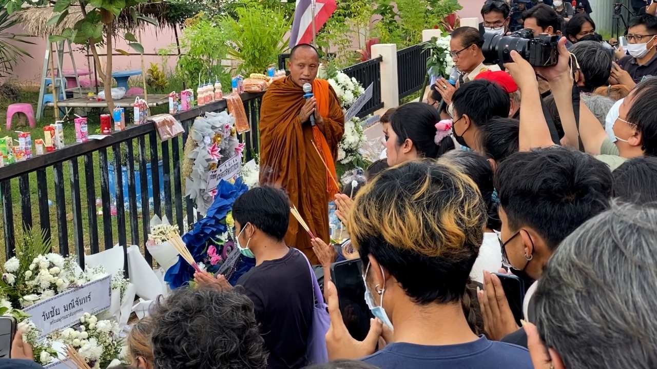 พระสงฆ์ทำพิธีเปิด 3 โลกธาตุ หน้าศูนย์เด็กเล็กฯ เพื่อเชิญวิญญาณหมู่ไปวัด