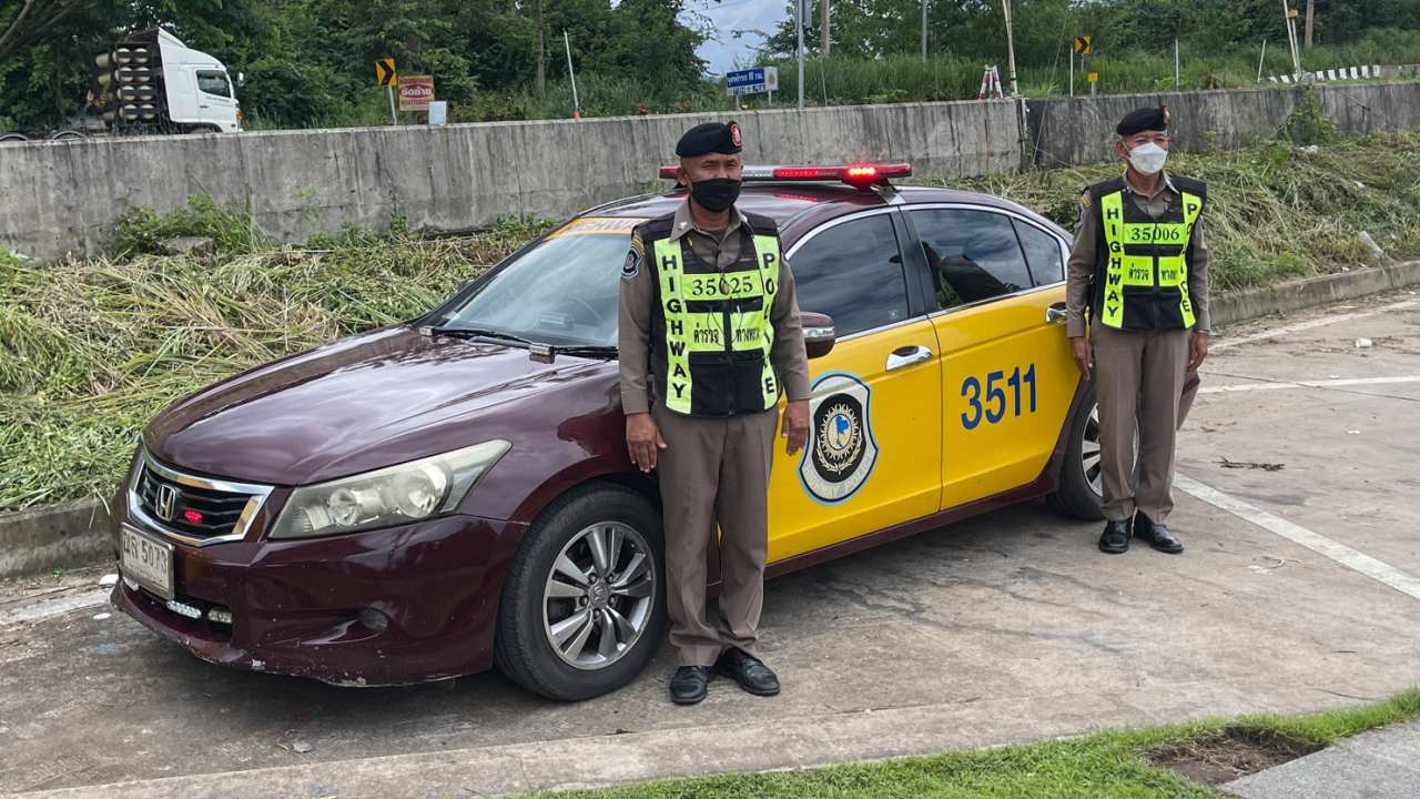 ตร.ทางหลวงนาดี ปลื้มโซเชียลชม ขับรถพาเด็กถูกลืมส่งหาพ่อ บอกเราทำดีแล้ว