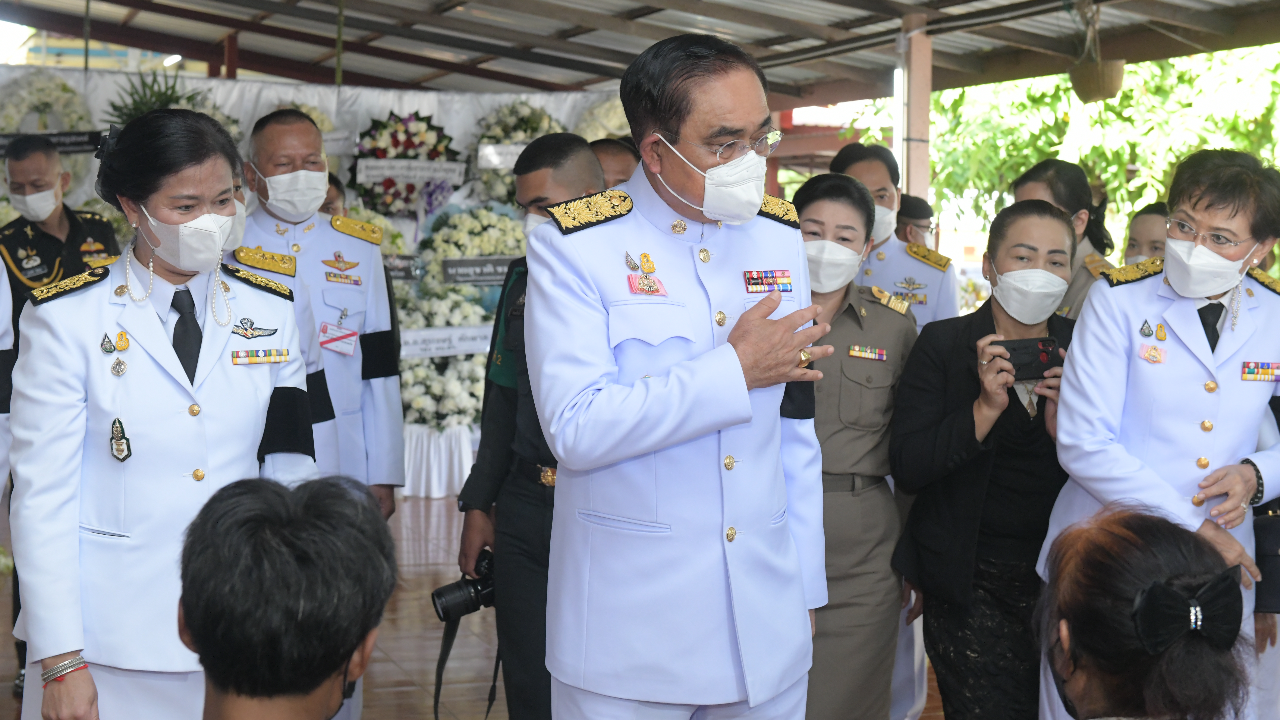 “บิ๊กตู่” ให้กำลังใจญาติเหยื่อก่อนร่วมสวดพระอภิธรรม ขอชาวบ้านช่วยกันดูแล