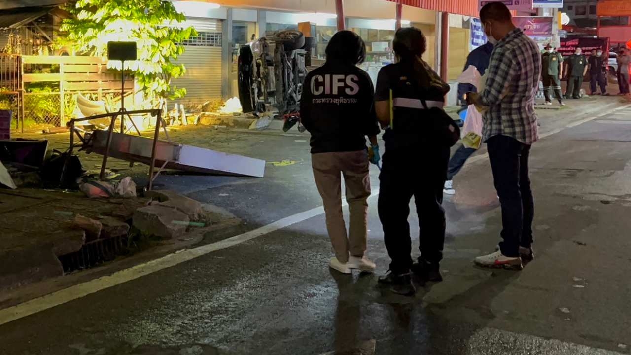 หนุ่ม 27 ขับกระบะเสียหลักพุ่งเข้าร้านในซอยวัดลาดปลาดุกดับ คาดฝนตกถนนลื่น