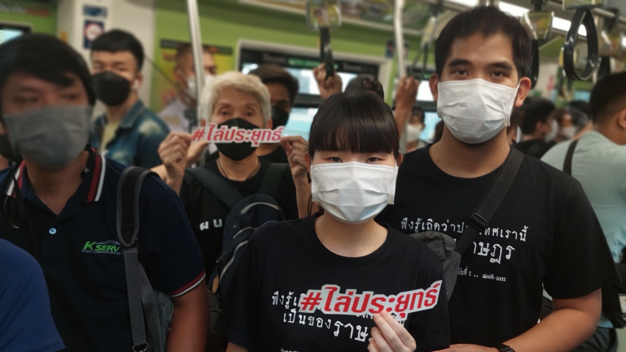 แฟลชม็อบไล่ “บิ๊กตู่” มาตามนัด ฝันนัดสวมเสื้อดำเข้าคูหาเลือกตั้งไล่เผด็จการ