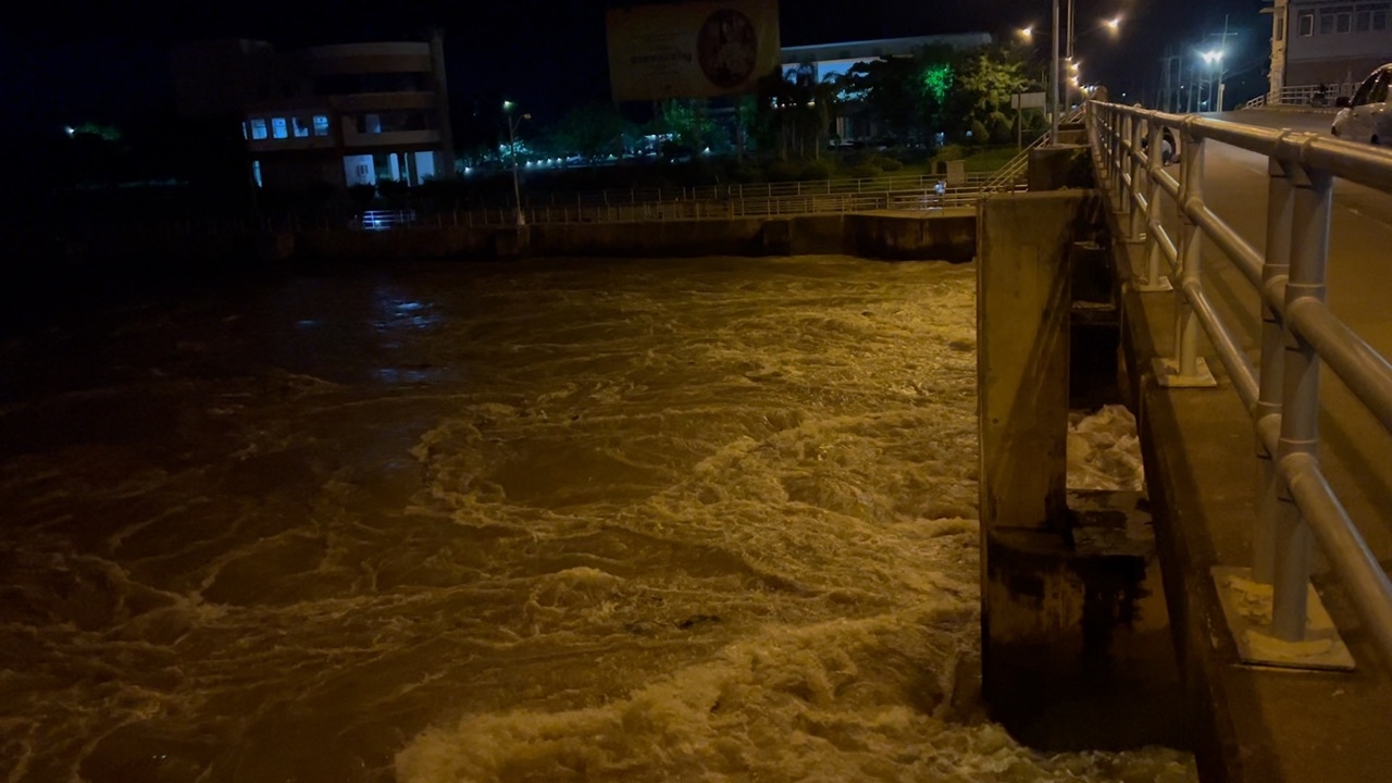 เขื่อนเจ้าพระยาวิกฤติระบายน้ำทะลุ 3,100 ลบ.ม./วิ ตลาดสรรพยาท่วมสูง 2 ม.