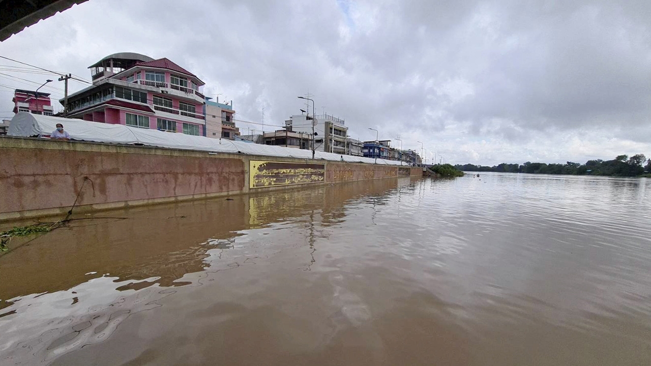 รังสิต-ปากน้ำ แจ้งเฝ้าระวังเตรียมยกของขึ้นที่สูง นนทบุรีน้ำอ่วมท่วมขยายวงกว้าง