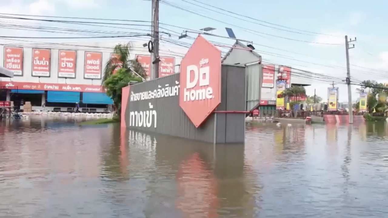 ห้างดูโฮมน้ำทะลัก หลังแนวกั้นแตกกลางดึก พนักงานไม่ทิ้งห้างขออุดจุดรั่ว