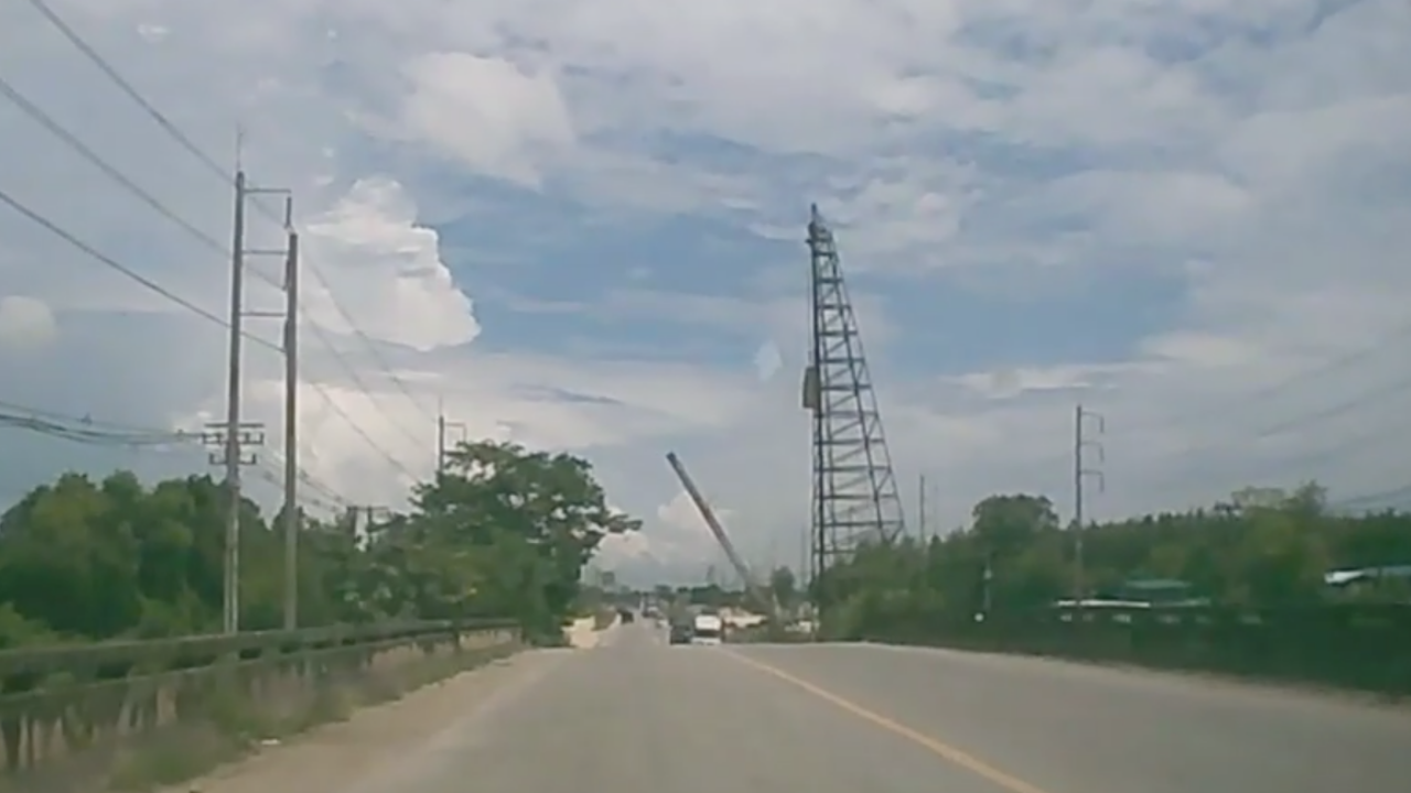 นาทีเฉียดตาย ขับรถอยู่ดีๆ เจอเสาเข็มยักษ์ ล้มลงต่อหน้า ทำเอาผวายกคัน