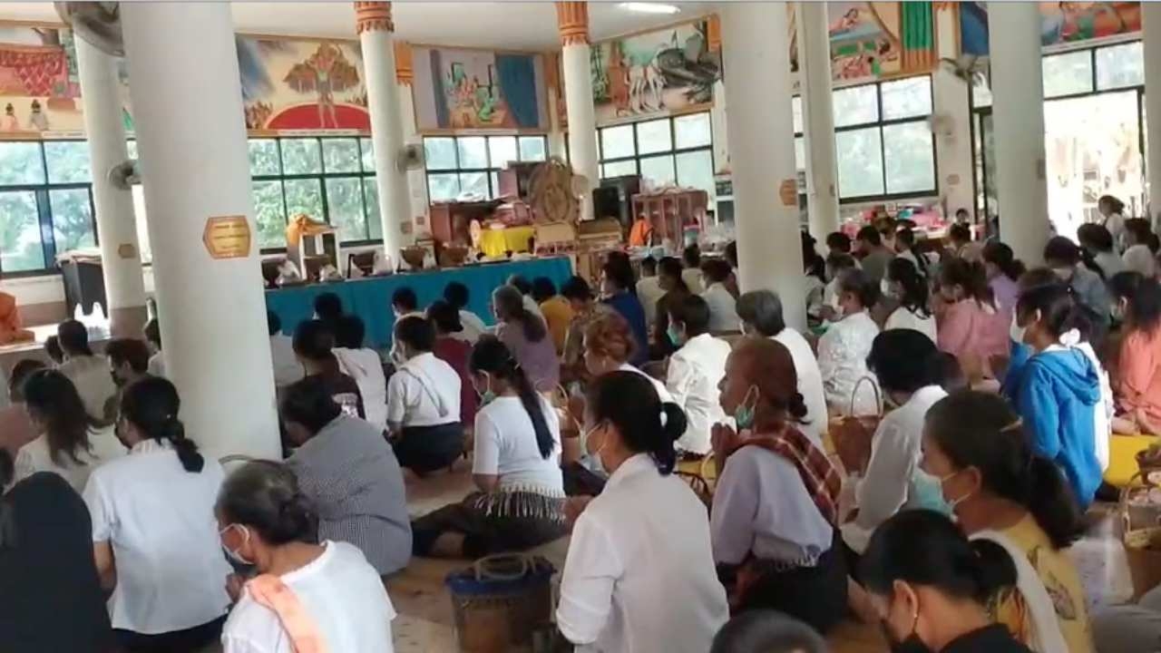 ชาวบ้านทำบุญให้เหยื่อกราดยิงวันออกพรรษา ขณะที่เดินหน้าสร้างเมรุชั่วคราว