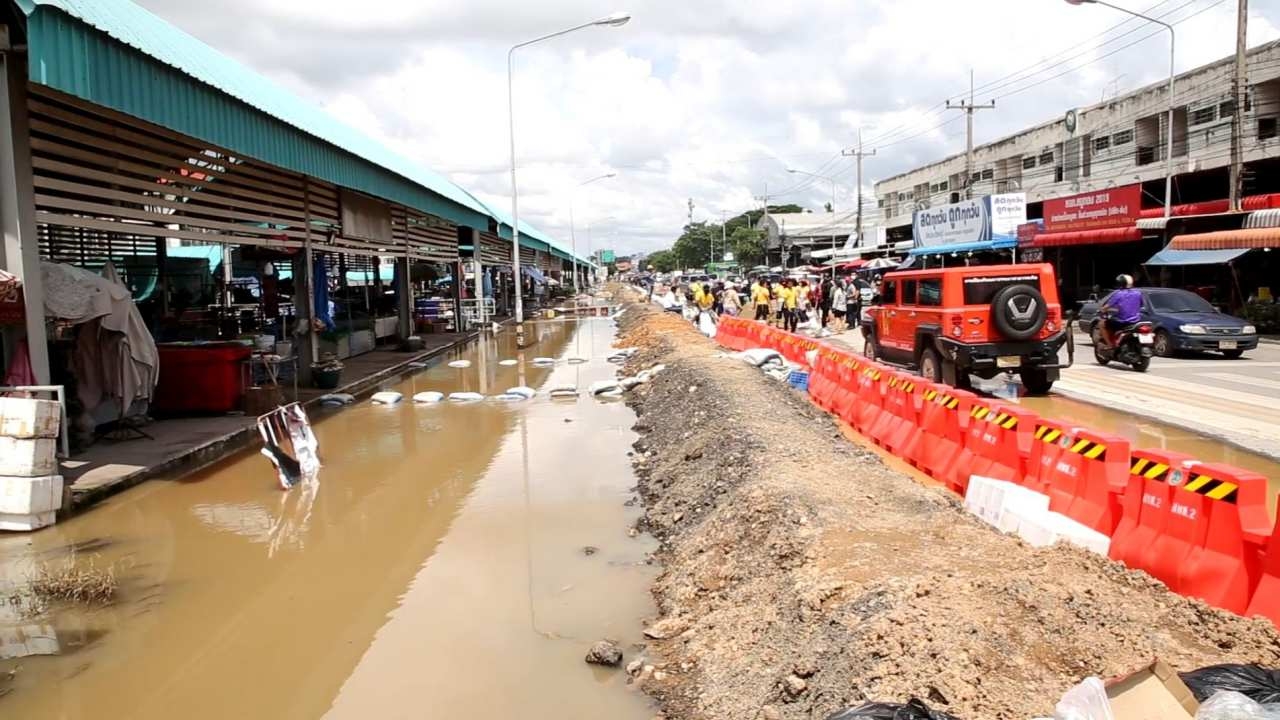 ชาวเมืองสิงห์บุรี ทำแนวกั้นน้ำป้องกันตลาด ด้านแม่ลาไม่รอดโดนท่วมแล้ว