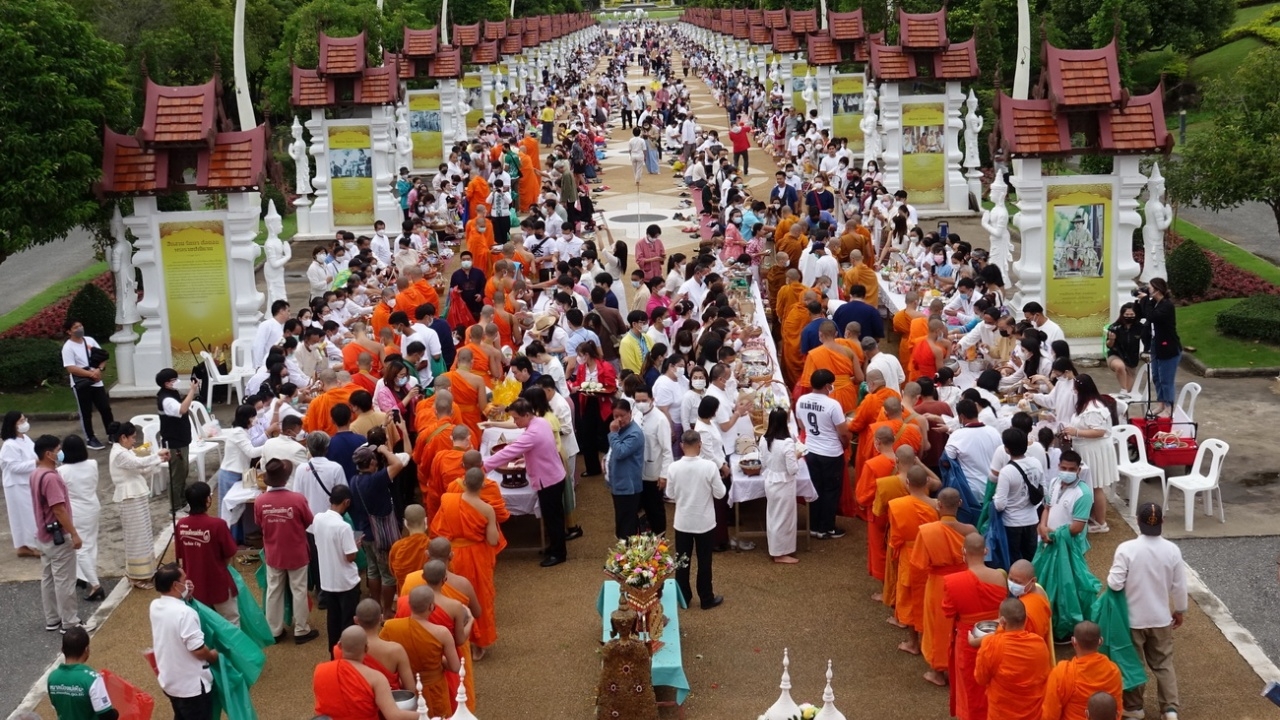 ชาวเชียงใหม่นับพัน ร่วมทำบุญตักบาตรเทโว เนื่องในเทศกาลออกพรรษา