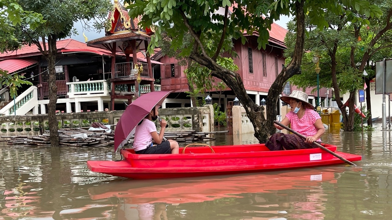 ชาวปากเกร็ดพายเรือตักบาตรเทโว เพื่อร่วมงานบุญ แม้น้ำจะท่วมสูง 1 เมตร