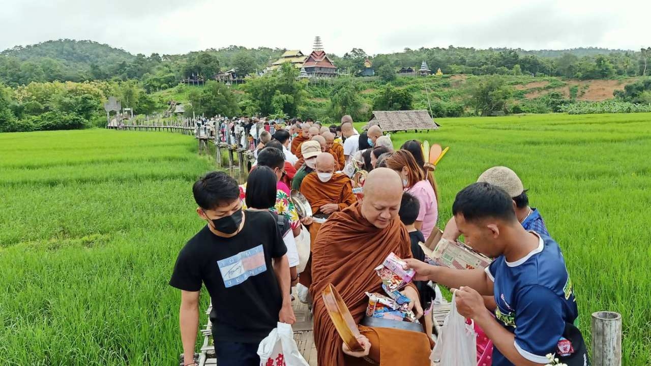 ตักบาตรสะพานซูตองเป้ คนน้อยกว่าปีก่อน เหตุเพิ่งน้ำท่วมกลัวสะพานชำรุด