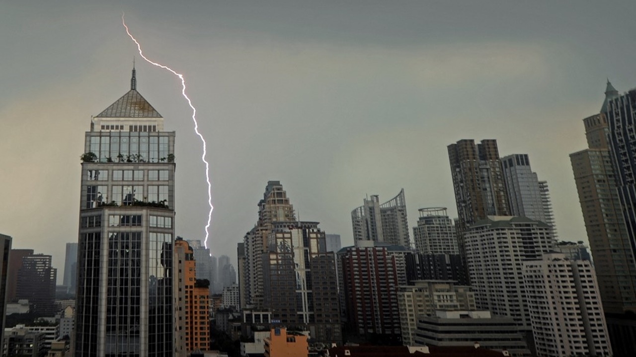 สภาพอากาศวันนี้ ไทยตอนบนอุณหภูมิลด ภาคกลางลงไปยังมีฝนตกหนัก