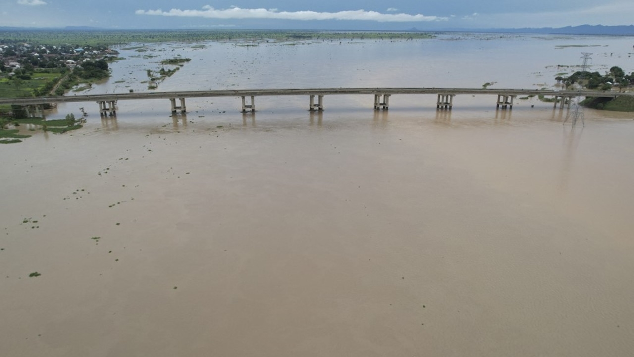 สลด เรือขนคนหนีน้ำท่วมไนจีเรียล่ม ดับ 76 ศพ