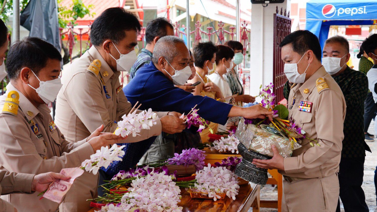 อธิบดีกรมการพัฒนาชุมชน ร่วมตักบาตรดอกไม้ วันออกพรรษา หนึ่งเดียวในโลก