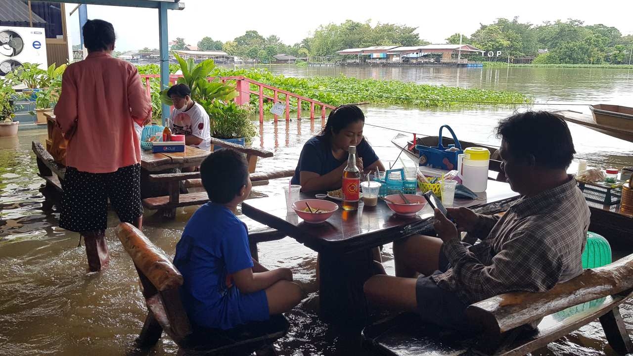 พลิกวิกฤติน้ำท่วมนครปฐม ร้านก๋วยเตี๋ยวไก่ แถมสปาปลา เท้าแช่น้ำให้ปลาตอด (คลิป)