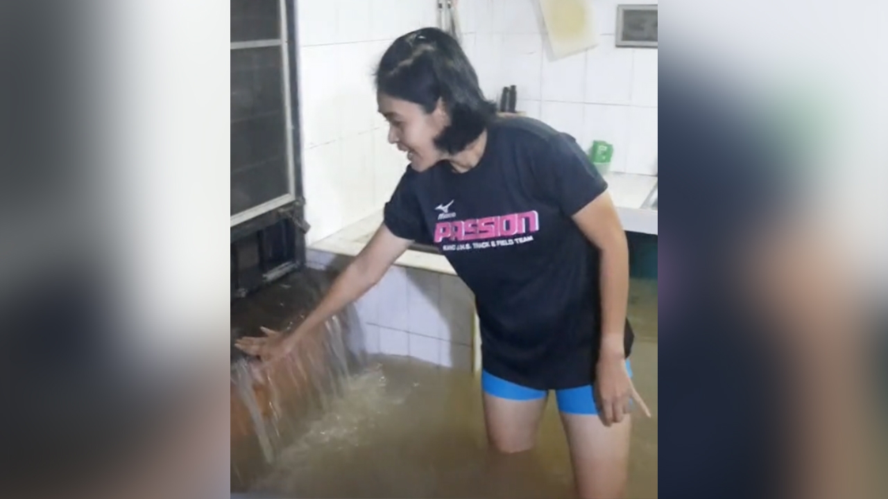 สาวเมืองนนท์ พาทัวร์บ้าน น้ำทะลักเข้าท่วม เหมือนมีน้ำตกในบ้าน (คลิป)