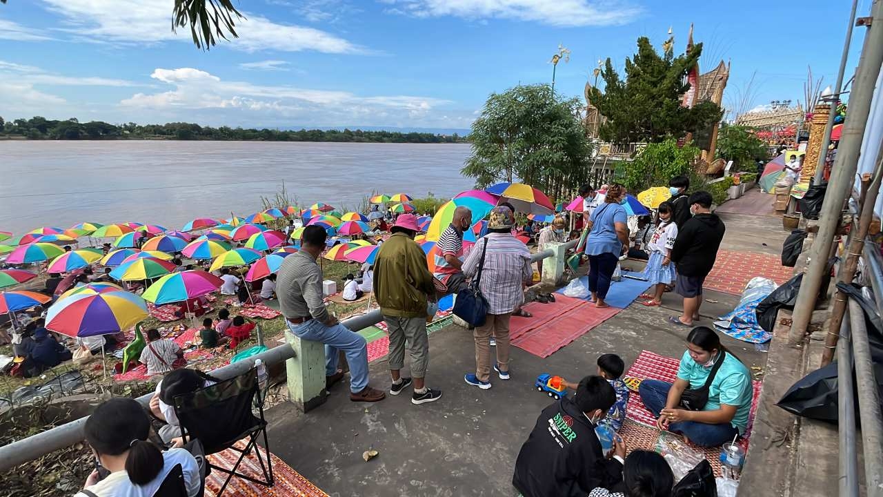 คนแห่จองที่ริมน้ำโขงรอชม บั้งไฟพญานาค ผู้การหนองคายกำชับอย่าให้รถติดขัด