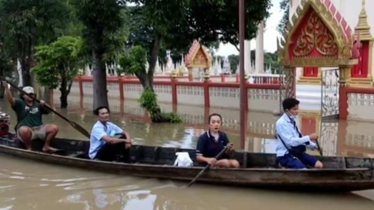 ชาวบ้านบางปะอินพายเรือข้ามแม่น้ำเจ้าพระยาไหลเชี่ยว เข้าวัดทำบุญวันออกพรรษา