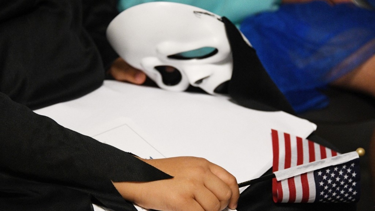 ใส่หน้ากากหลอกเด็กเป็นเหตุ จนท.ศูนย์ดูแลเด็กในสหรัฐฯ ถูกไล่ออก (คลิป)