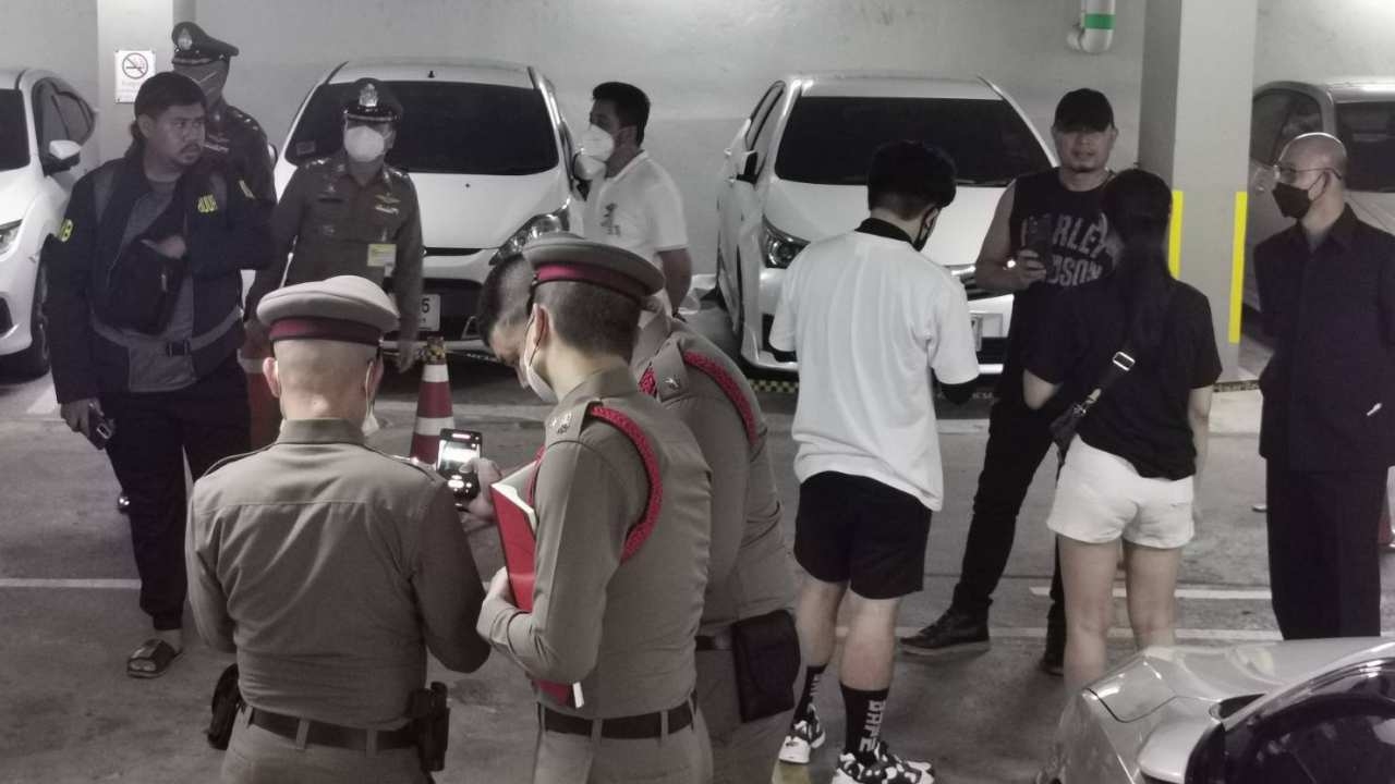 ตร.ห้วยขวาง ขอออกหมายจับ ลุงวัย 60 ผัวใหม่ปืนโหดยิงเมียดับคาลานจอดรถคอนโด