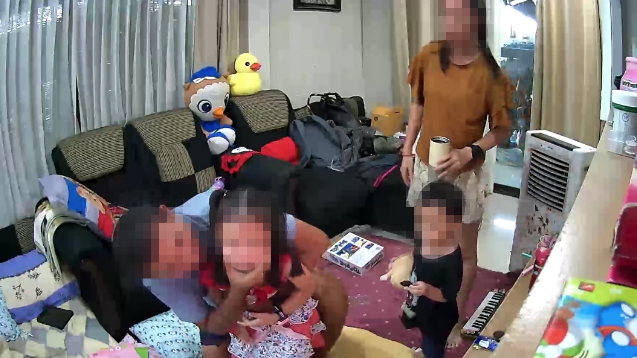 อุทาหรณ์ พ่อช่วยลูกสาว น้ำแข็งติดคออุดหลอดลม รอดตายหวุดหวิด (คลิป)