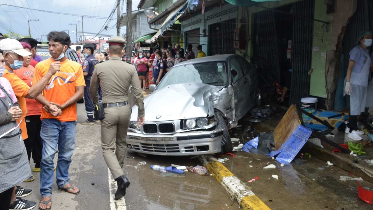 ลุงวัย 62 ซิ่งเก๋งไปต่อไปขับขี่ แหกโค้งพุ่งเข้าบ้านคนที่ตราด ตาย 2 เจ็บ 1