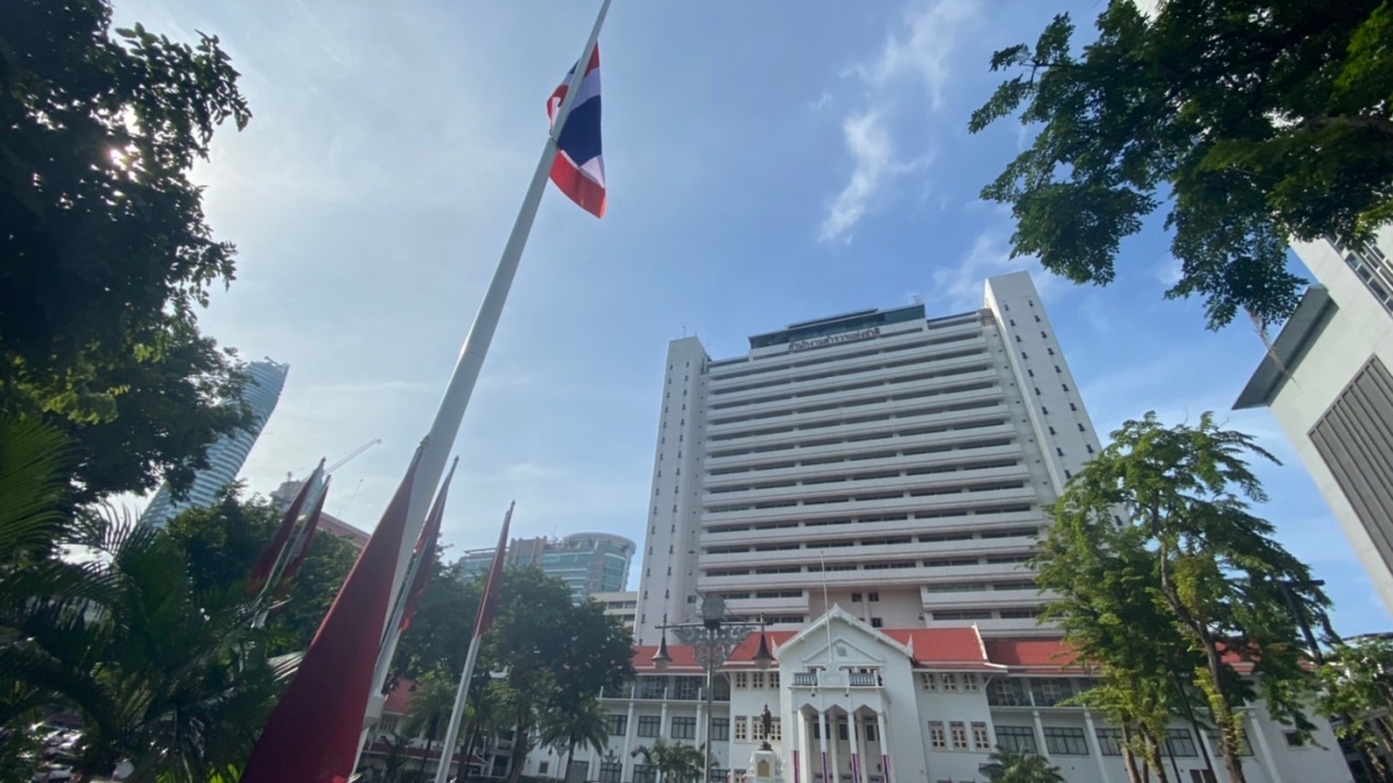 สตช. ลดธงครึ่งเสา แสดงความอาลัยต่อเหตุการณ์กราดยิงหนองบัวลำภู