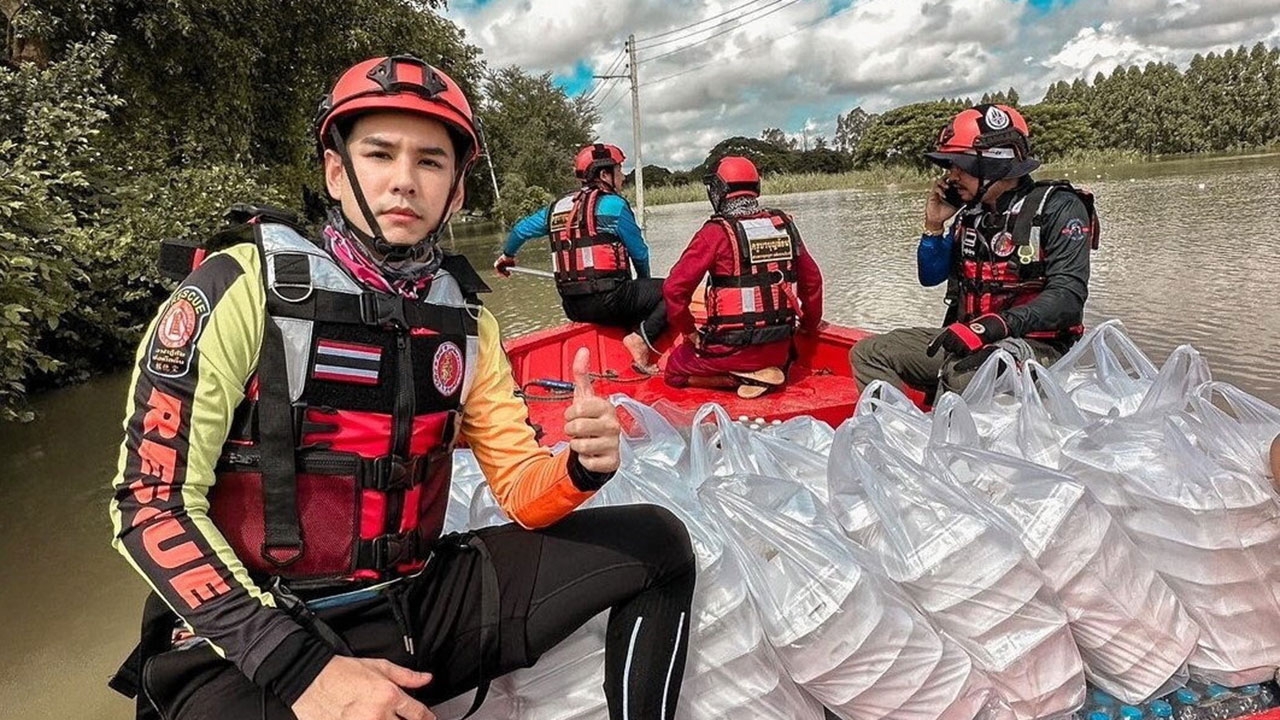 "อั๋น อัครพรรฒ" ลุยสิงห์บุรีช่วยผู้ประสบภัยน้ำท่วม