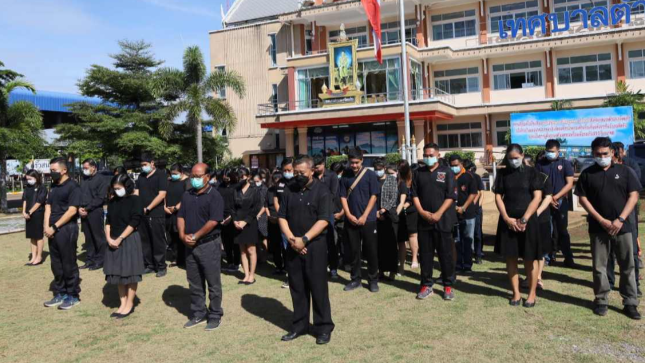 คนไทยพร้อมใจแต่งดำ ลดธงครึ่งเสา ไว้อาลัยให้เหยื่อ กราดยิงหนองบัวลำภู