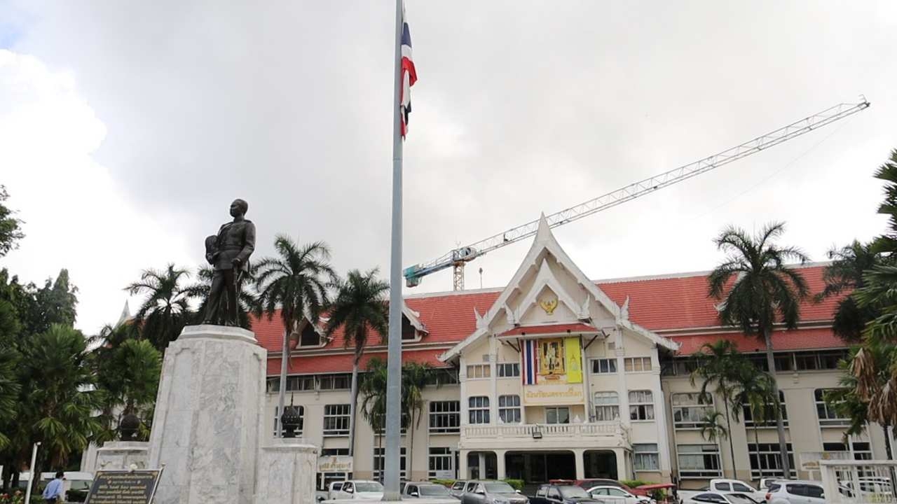 ชาวโคราชสะเทือนใจกราดยิงหนองบัวลำภู ผู้ว่าฯ ให้ส่วนราชการลดธงลงครึ่งเสา