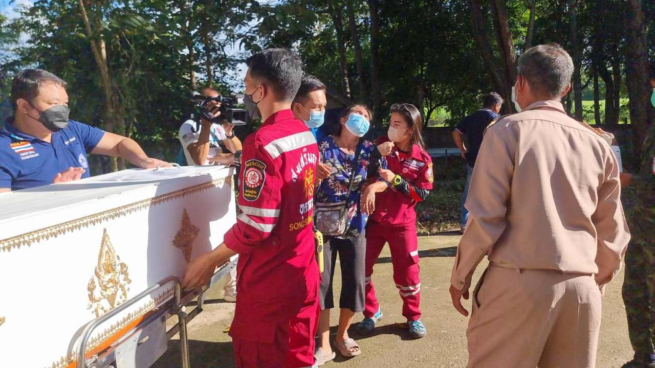 นำ 10 ศพกราดยิงหนองบัวลำภูถึงวัดศรีอุทัย ชาวบ้านไม่ยอมรับศพฆาตกร