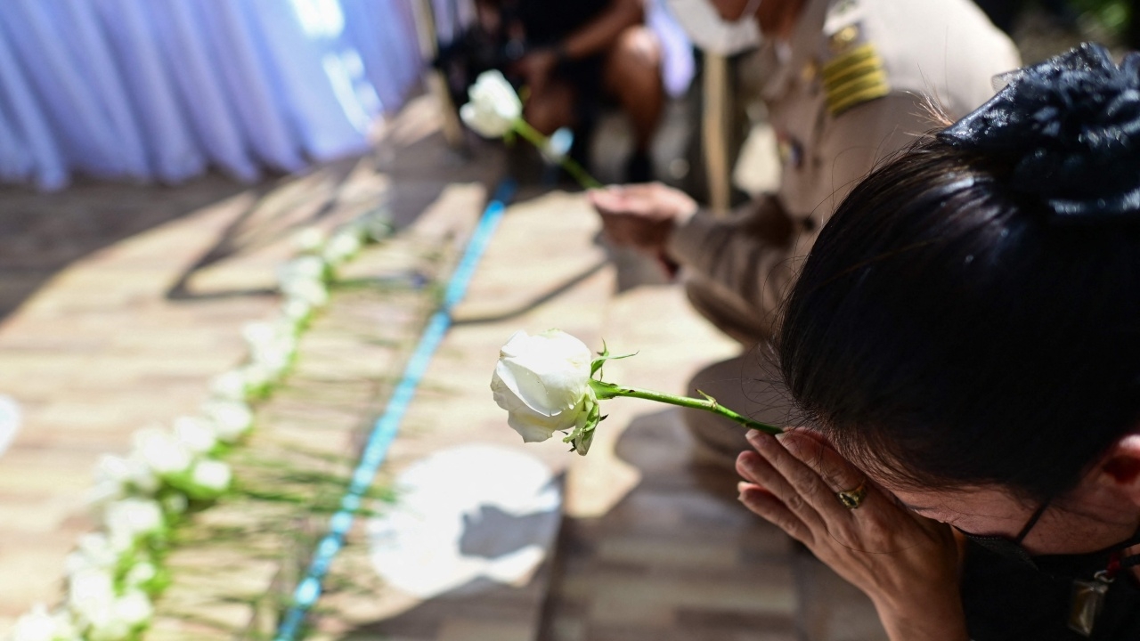 สื่อนอกรายงาน คนไทยสุดเสียใจ ไว้อาลัยผู้เสียชีวิต เหตุกราดยิงหนองบัวลำภู