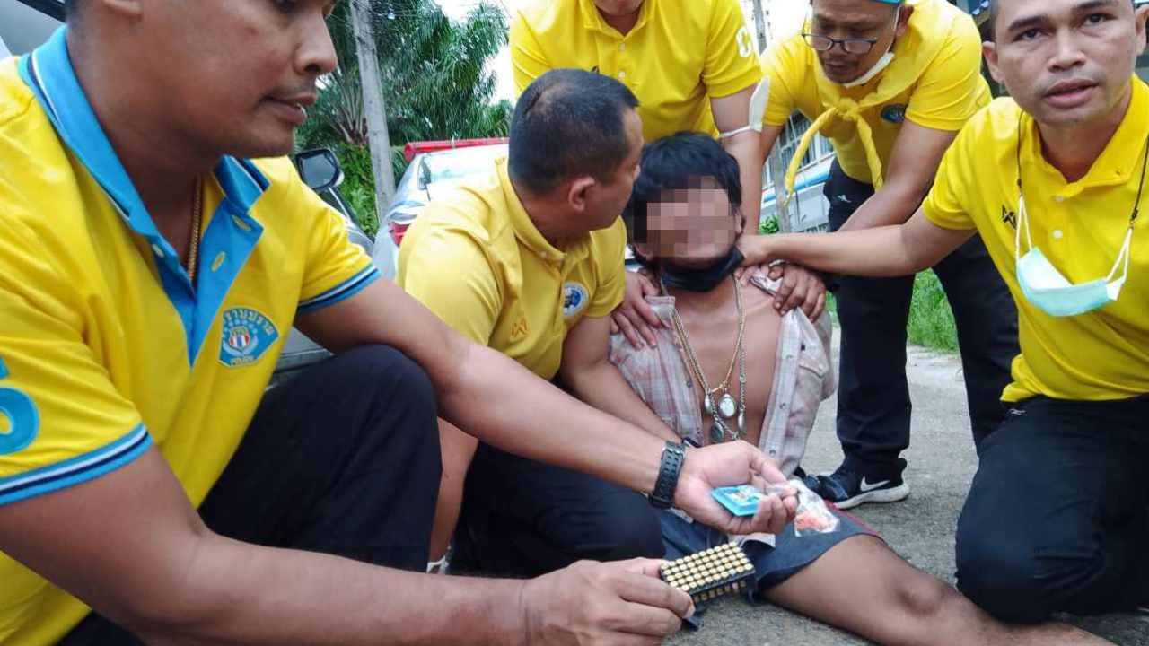 เกือบไปอีก พ่อเมายา พกปืน 2 กระบอก บุกจะชิงตัวลูกหน้าโรงเรียน  