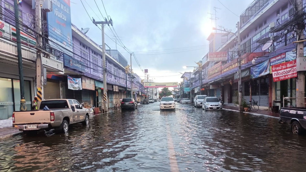 แม่น้ำสะแกกรังทะลัก ไหลท่วมเมืองอุทัยฯ โบราณสถาน ย่านเศรษฐกิจอ่วม