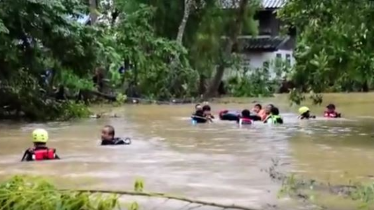 "เหตุสลดซ้ำซาก" ม.1 ฉลองปิดเทอม ชวนกันเล่นน้ำ จมดับ 1 สังเวยน้ำท่วม