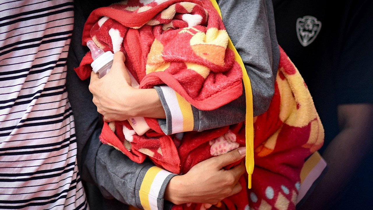 แทบขาดใจ กอดผ้าห่ม-ขวดนมแทนลูกน้อย แยกสวด 3 วัด ผลผ่า ตร.คลั่ง ไร้สารเสพติด (คลิป)