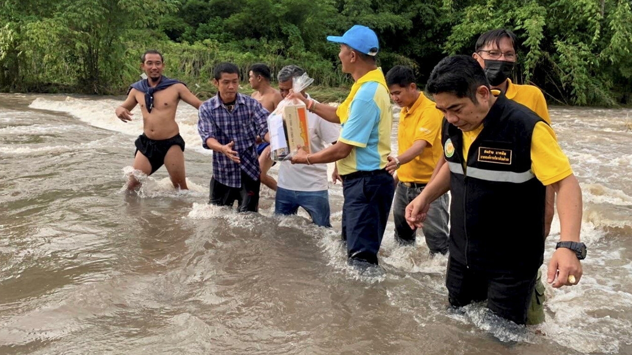 ลุยแจกของ