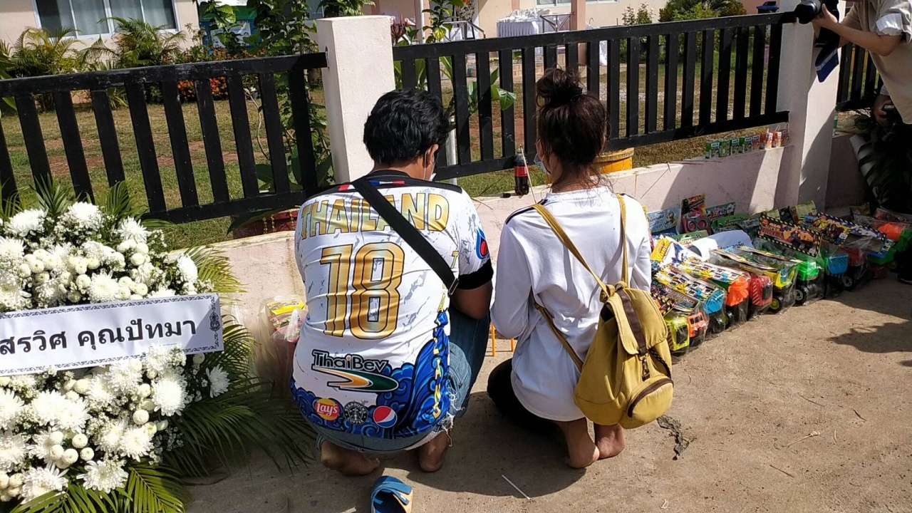 พ่อแม่เชิญวิญญาณลูกกลับบ้าน ด้วยความเศร้า ขณะที่ ตร.เร่งสรุปสำนวน