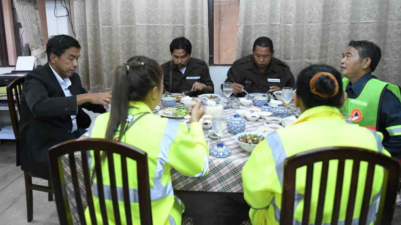 ลูกจ้างโยธา เขตดินแดง ถูกหวย 12 ล้าน ไม่ลาออก บอกทำงานกับ กทม. มีความสุขดี