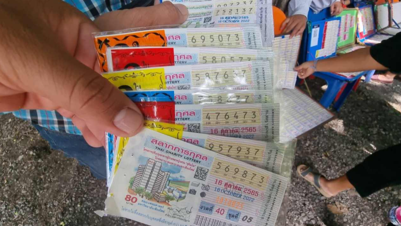 คนแน่นวัด ให้กำลังใจญาติเหยื่อกราดยิงศูนย์เด็กเล็กฯ เผยเลขชุดขายดี 