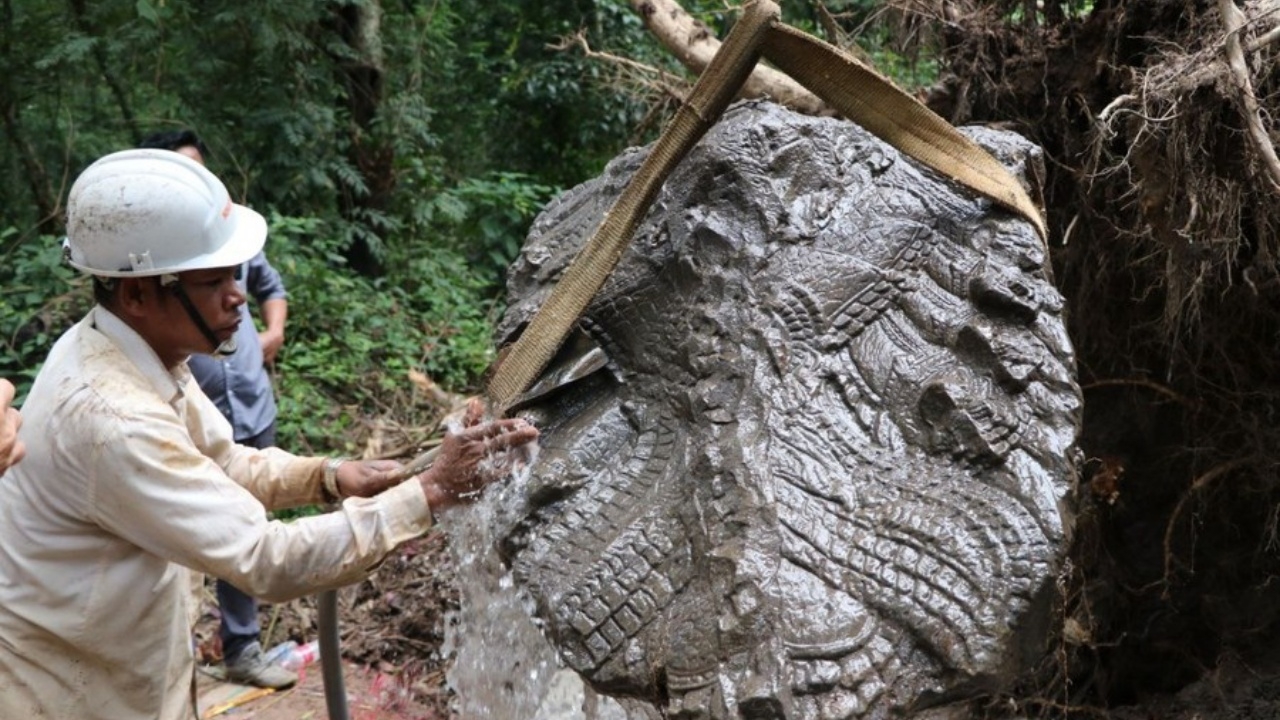 ตะลึง กัมพูชาพบรูปปั้น ‘หัวพญานาค’ ฝังใต้ดิน ในนครวัด อายุหลายร้อยปี