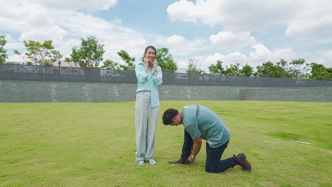 เชียร์ ฑิฆัมพร โพสต์ภาพ ไฮโซบิ๊ก คุกเข่า คนลุ้นนึกว่าถูกขอแต่งงาน