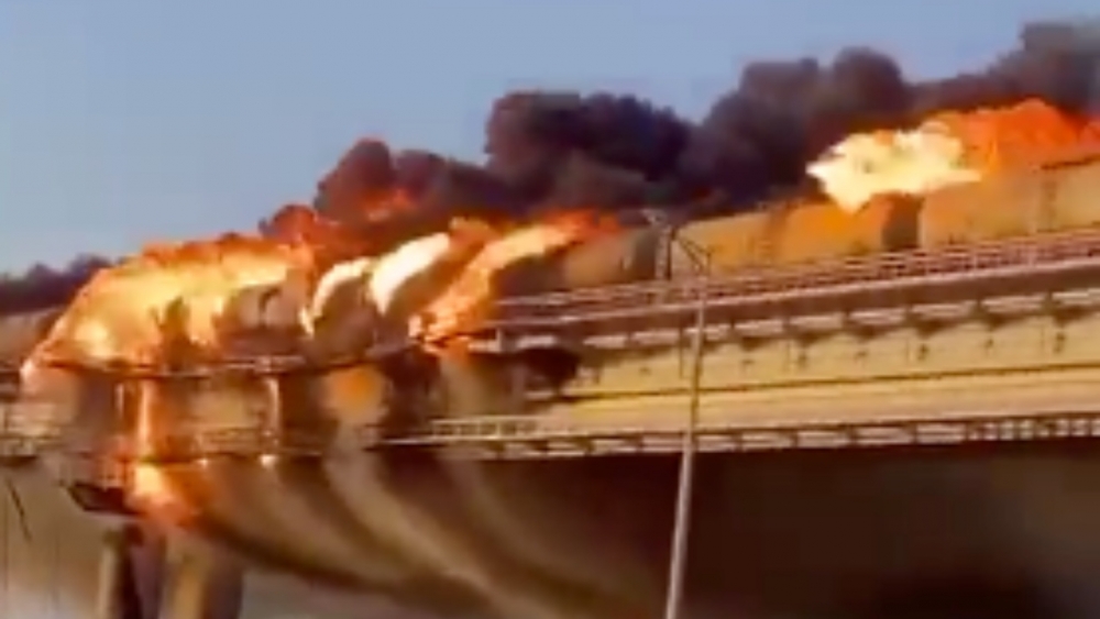 สุดสะพรึง ระเบิดสนั่น ไฟไหม้สะพานไครเมีย เชื่อมรัสเซีย คาดฝีมือยูเครน (คลิป)