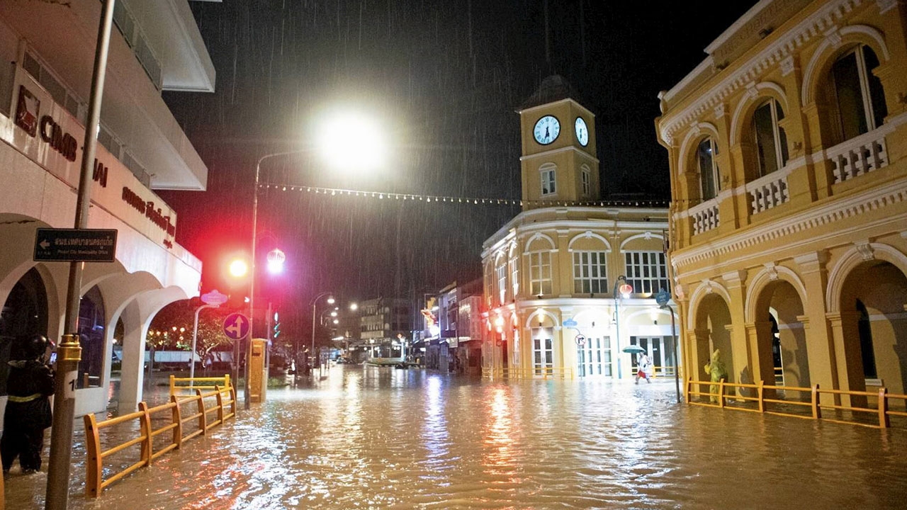 ฝนถล่มภูเก็ตอ่วม ย่านเมืองเก่าจมบาดาล พายุ "เนสาท" จ่ออีก