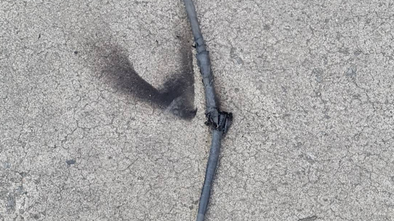 เกือบไม่รอด อ้างสายไฟชำรุดขวางทางเดิน หนุ่มเดินเหยียบ ไฟช็อตเท้าเจ็บ