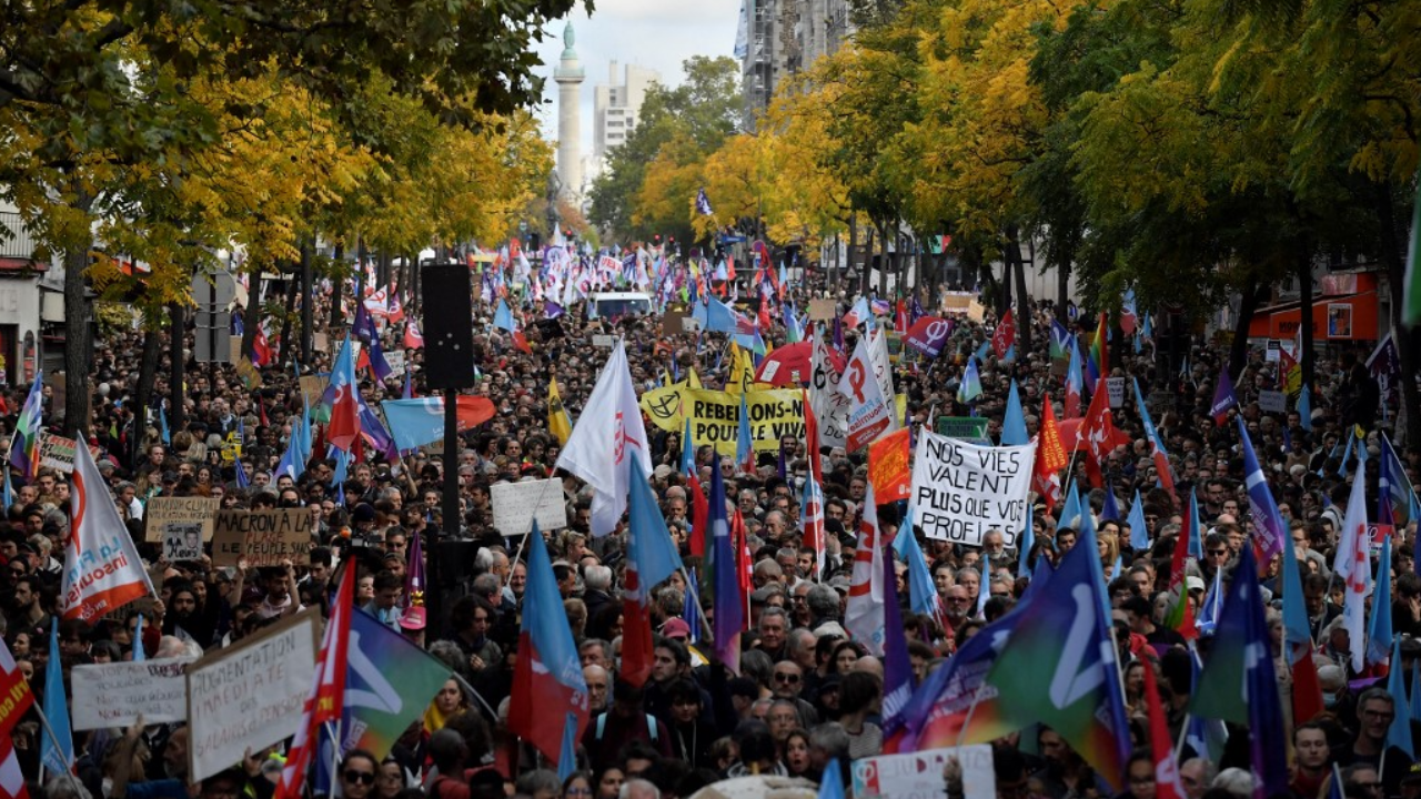 ผู้ประท้วงนับแสนชุมนุมกลางกรุงปารีส ต้านภาวะโลกร้อน เงินเฟ้อ ค่าครองชีพพุ่ง