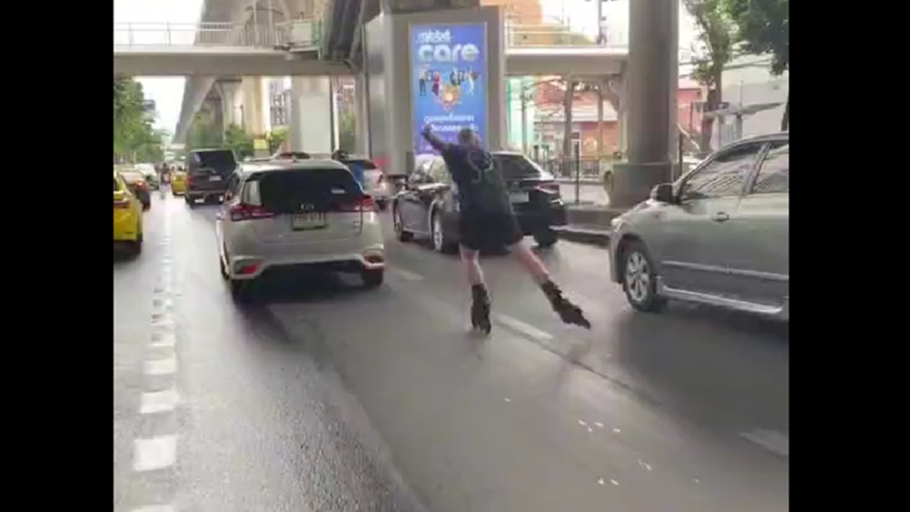 จับปรับแล้ว หนุ่มแคนาดาเล่นสเกตกลางถนนสุขุมวิท อ้างรู้เท่าไม่ถึงการณ์