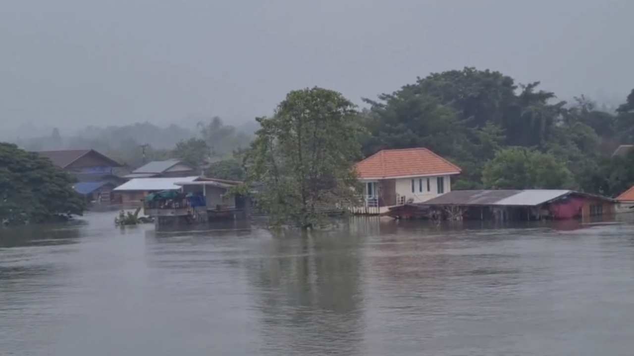 น้ำท่วมอุบลฯ แสนระทมโดนทั้งฝนและหนาว ขาดเครื่องนุ่งห่มป่วยแล้ว 7 พันคน