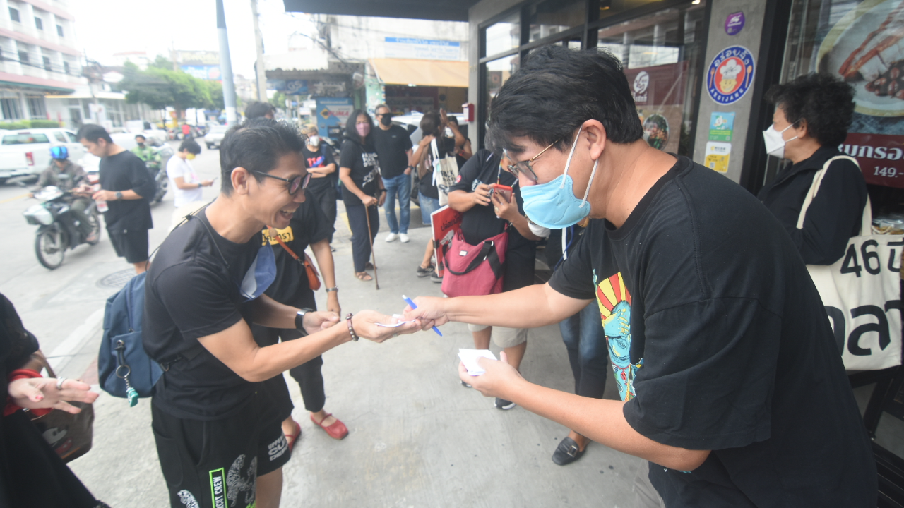 แฟลชม็อบ บก.ลายจุด ชวนแต่งดำกินก๋วยเตี๋ยวไล่ “บิ๊กตู่” ท่องกลอนแลกฟรี 1 ชาม