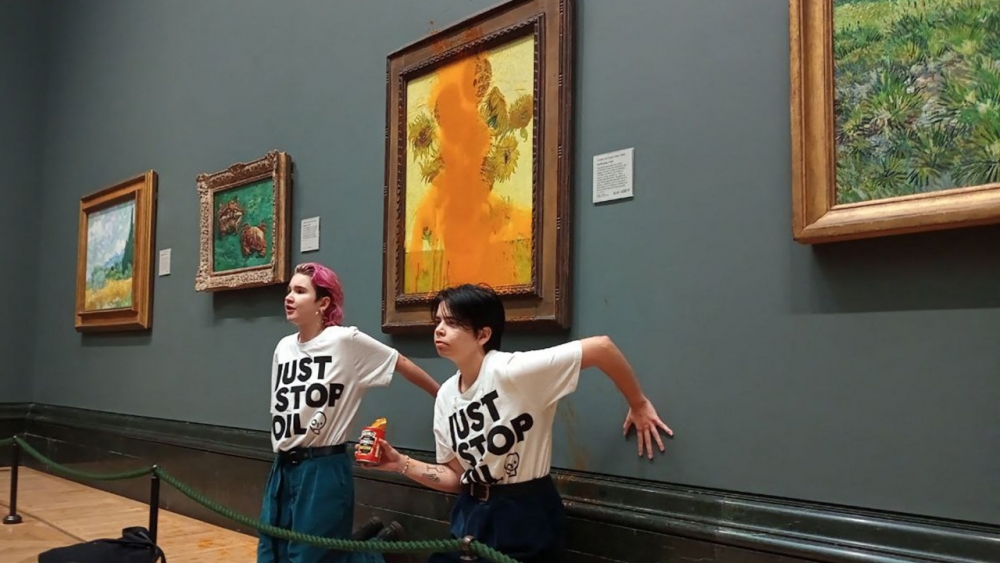 2 นักเคลื่อนไหวสาดซุปมะเขือเทศใส่ภาพวาดของ "แวนโก๊ะ" (คลิป)