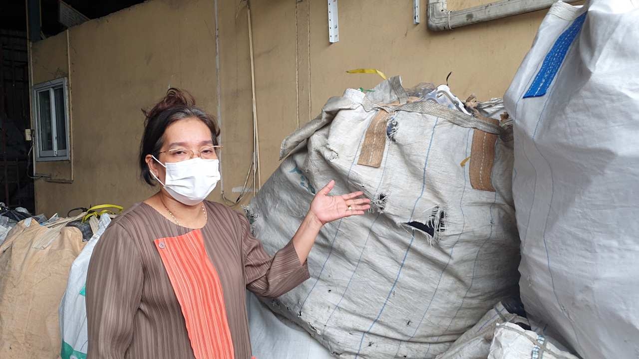 เจ๊นิกกี้ ตลาดไท แจ้ง ตร.จับคนใกล้ตัว ร่วมกันลักสินค้าบริษัทไปขายสูญนับล้าน